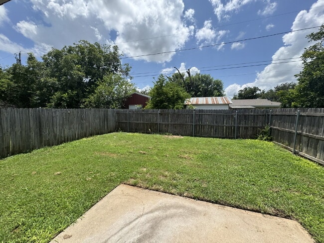 Building Photo - 3 bedroom 2 bath brick duplex in excellent...