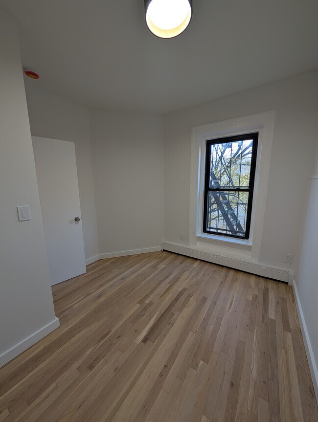 Building Photo - 161 Gates Ave