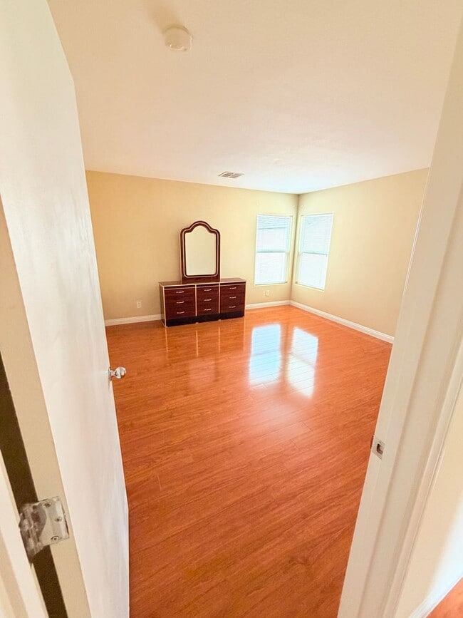 Building Photo - BEAUTIFUL 3 BEDROOM 2.5 BATH