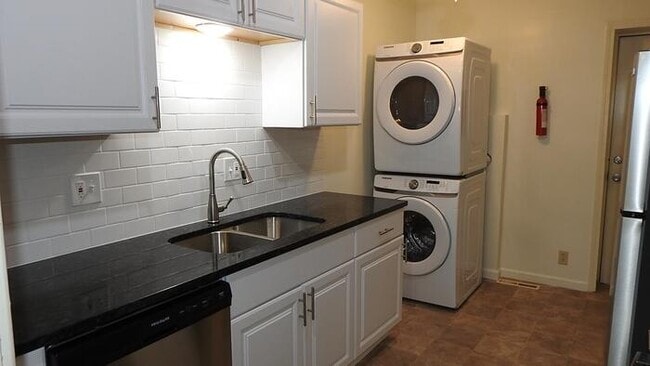 Building Photo - Cozy 1 bedroom and 1 bath apartment with a little office room apartment downtown, located on E 26...