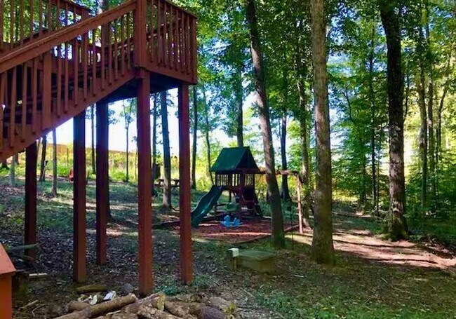 Building Photo - Spacious 3100 sq ft 3 bedroom 2 bath home on over 1.5 acres in Oak Ridge, NC