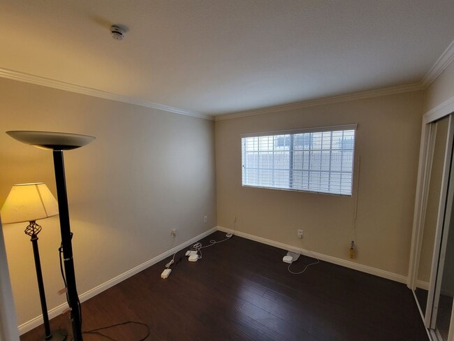 Building Photo - Rare 4 Bed, 2 Bath House