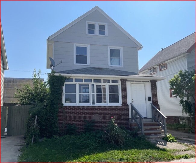 Building Photo - Edgewater Neighborhood - 3 bedroom - 2 Bat...