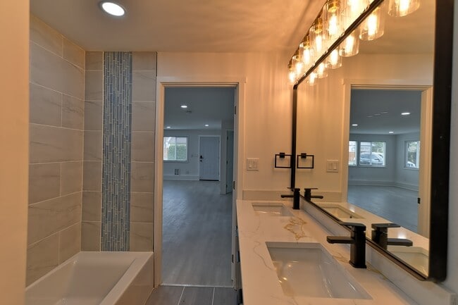 Building Photo - Everett Duplex