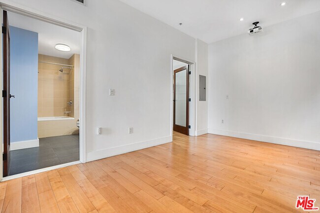 Building Photo - 460 S Spring St