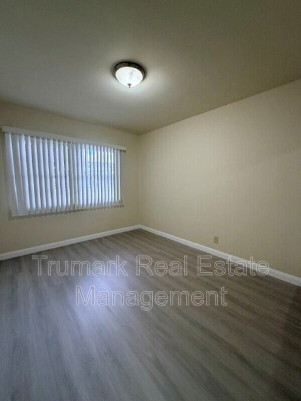 Building Photo - 2511.5 Montrose Ave