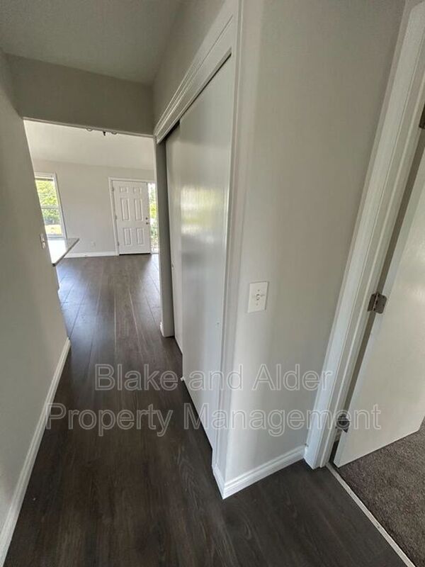 Building Photo - 5609 SE 117th Ave