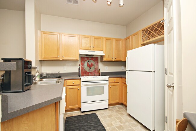 Building Photo - Top Floor, Pet-Friendly Riverbend Condo on Pantops