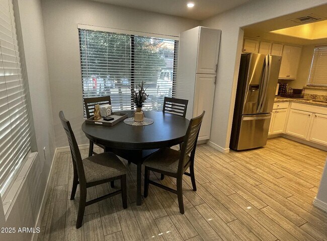 Building Photo - 9990 N Scottsdale Rd