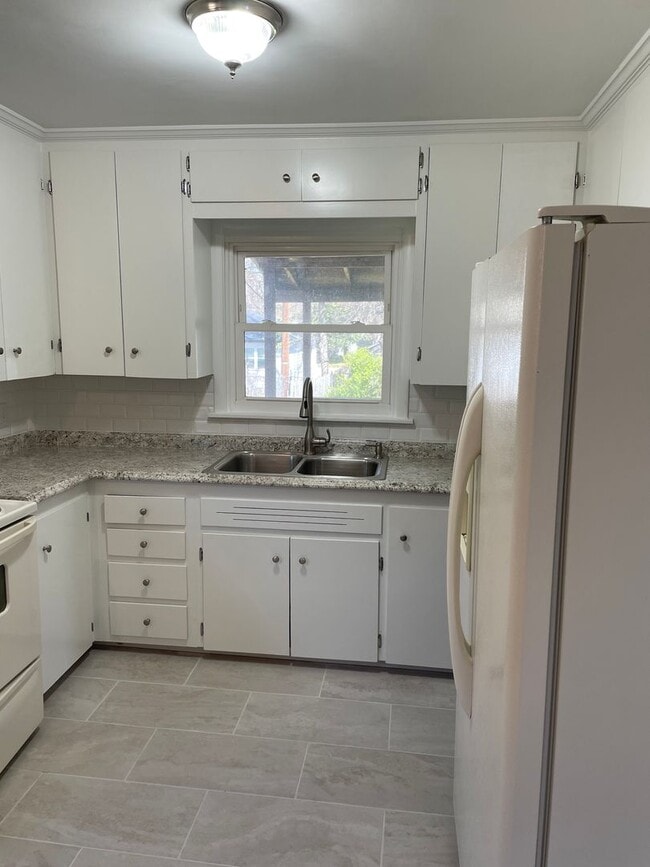 Building Photo - Darling Midtown Charmer! 3 bed 1 bath - NE...