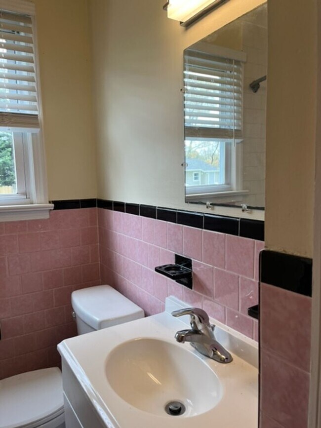 Building Photo - 3 bedroom 2 bath house Rent  -----------Linwood  $2500