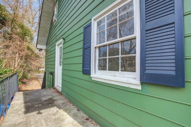 Building Photo - 2135 Burlington Avenue Apt #C, Charleston,...