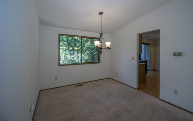 Building Photo - 16708 SE 40th Pl