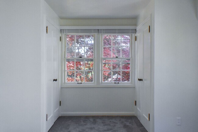 Building Photo - 3571 SW Council Crest Dr