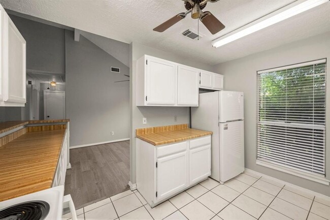 Building Photo - 302 Foxtail Ct