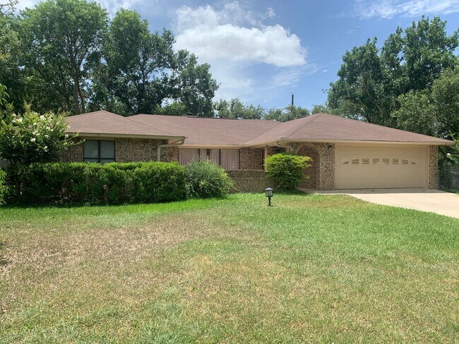 Primary Photo - Cozy and Quaint 2 bedroom 2 bath with bonu...