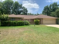 Building Photo - Cozy and Quaint 2 bedroom 2 bath with bonu...