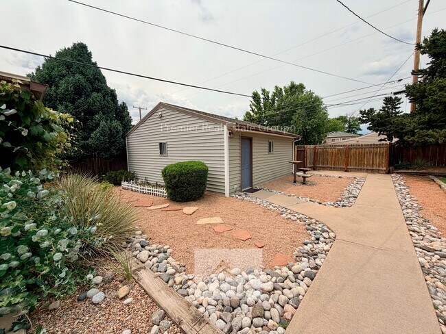 Building Photo - 2140 Robin Dr