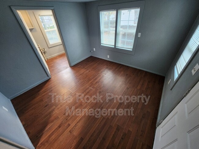 Building Photo - 400 W 17th St