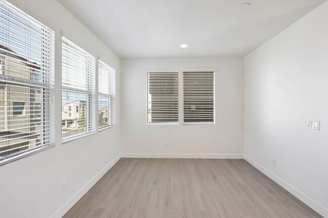 Building Photo - Summerlin Beauty With Bed and Bath On 1st Floor