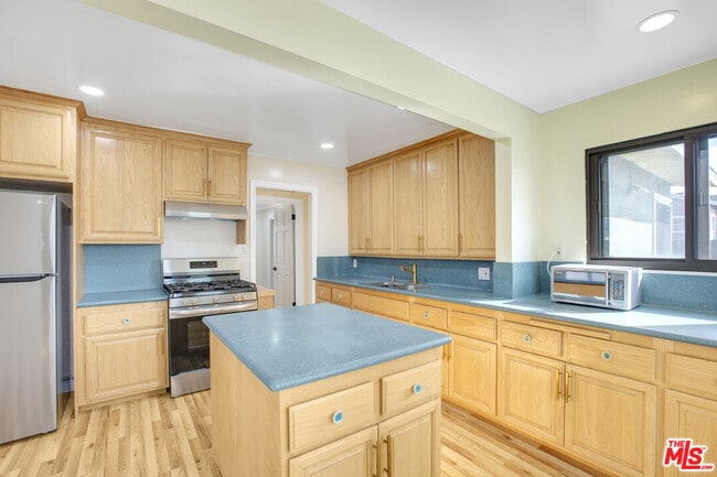 Building Photo - 7212 W 91st St