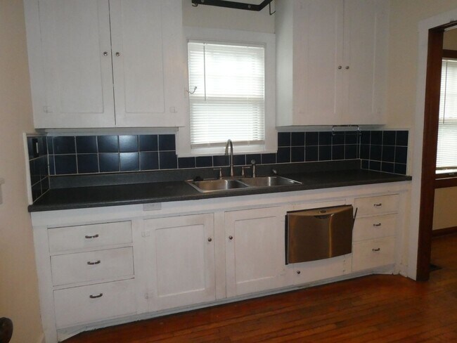 Building Photo - Charming Home Downtown