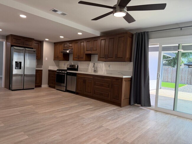 Building Photo - Absolutely gorgeous 3 bedroom 2 bath house