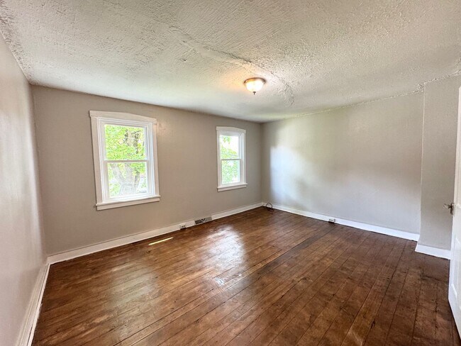 Building Photo - 2 Bedroom Semi-Detached Home