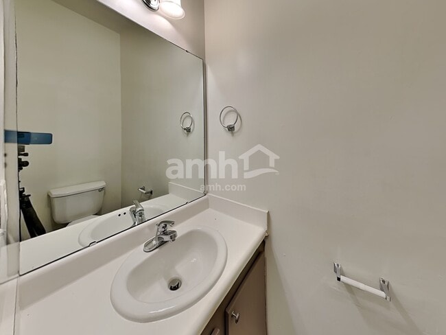 Building Photo - 704 Marjam Ln
