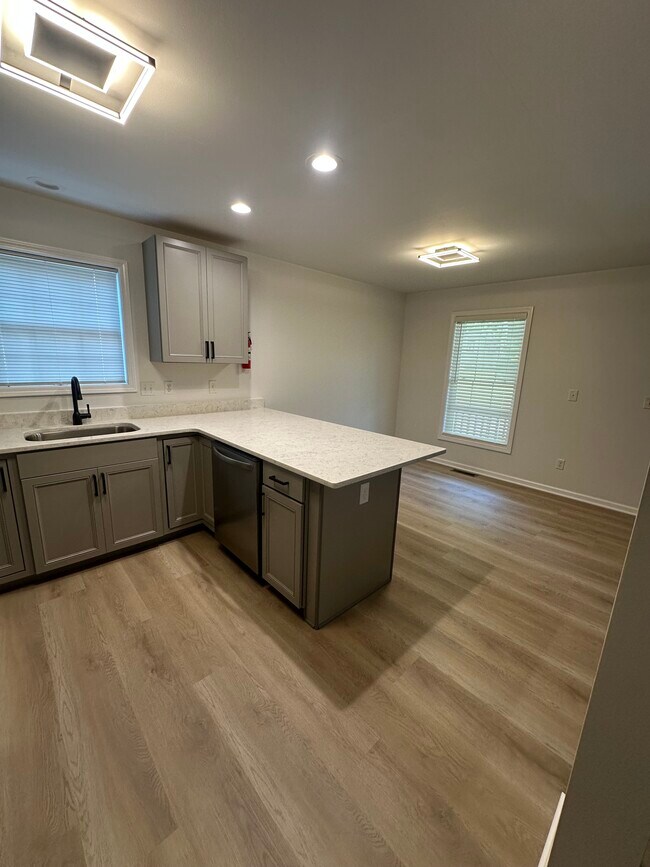 Building Photo - 325 W 15th St