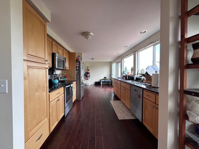Building Photo - Large 4 Bedroom home with views of Bellingham Bay and Garage