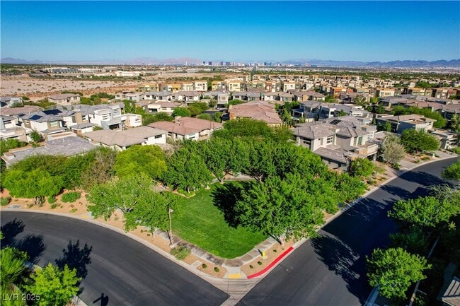 Building Photo - 68 Grey Feather Dr