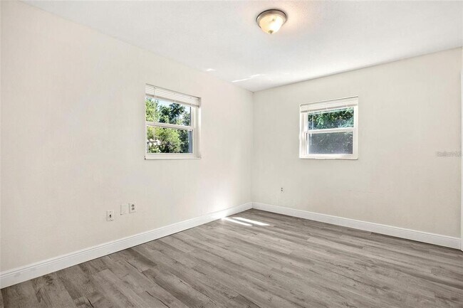 Building Photo - 950 Pearl Dr