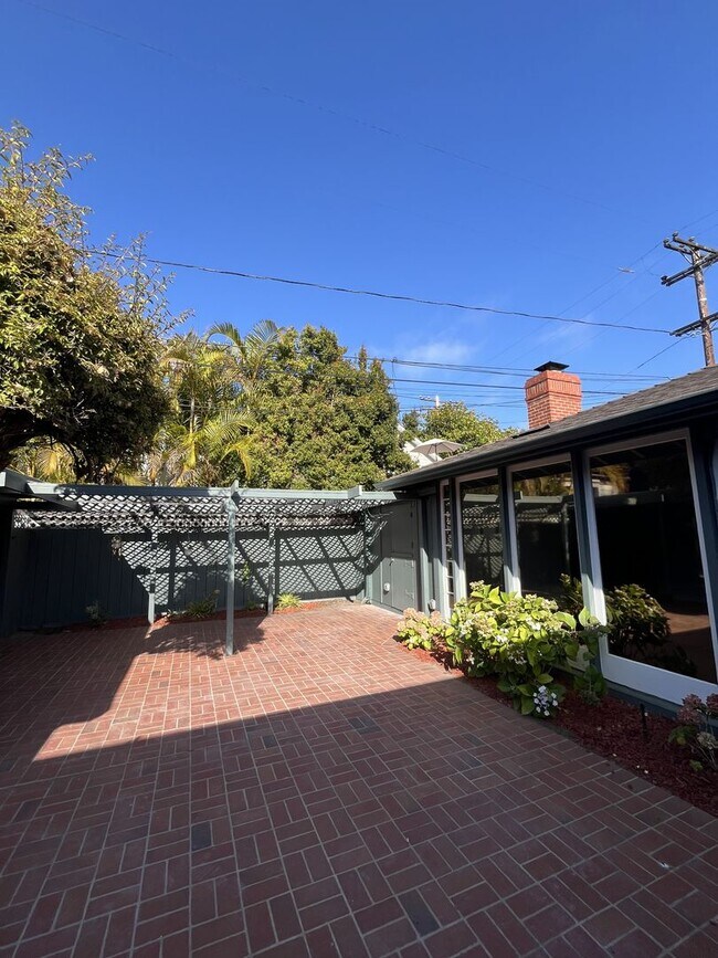 Building Photo - 1811 Visalia Row