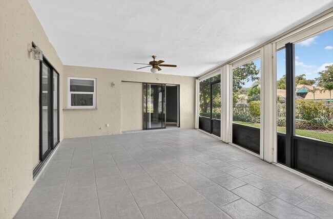 Building Photo - 6385 Hollandaire Dr E