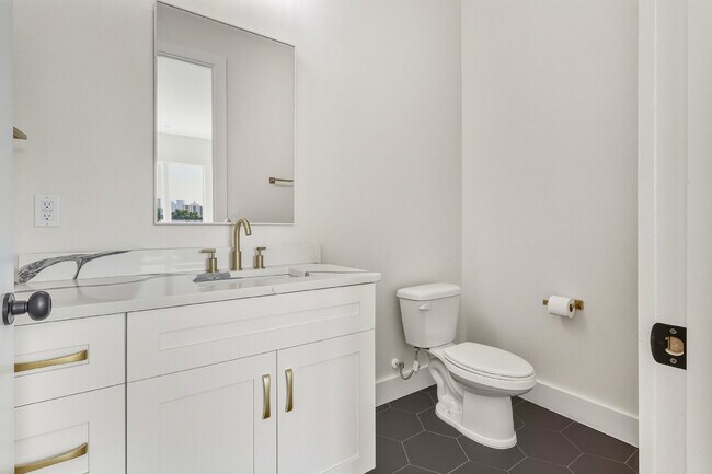 Building Photo - 3 Bedroom, 3.5 Bath Townhouse Minutes From Downtown!!!