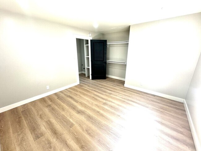 Building Photo - 3808