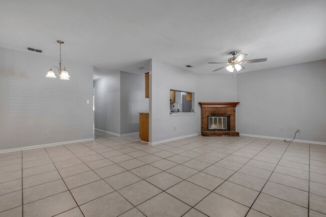 Building Photo - Townhome Off The Parkway