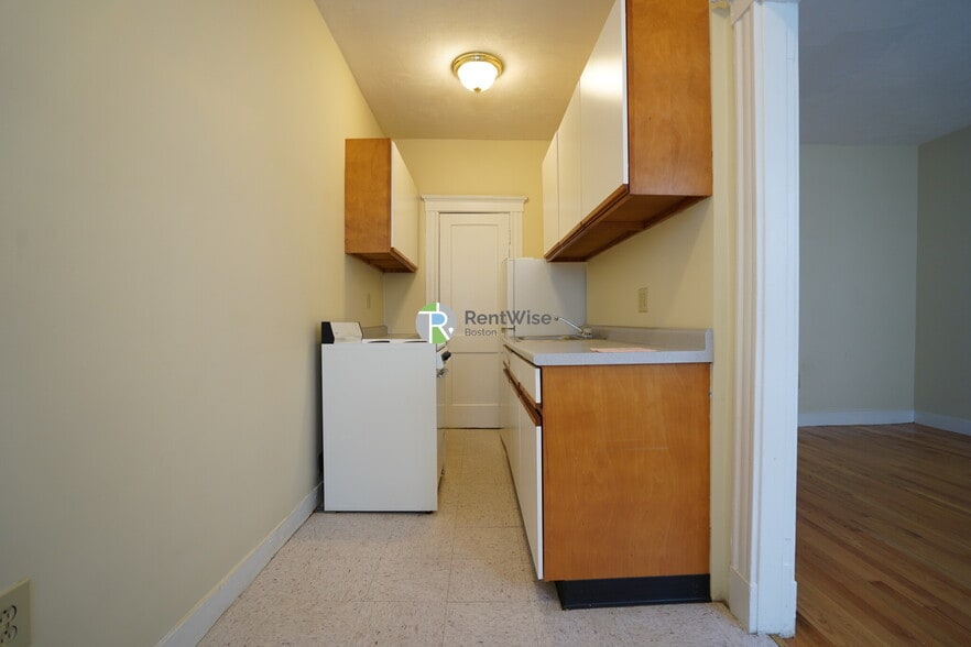 Building Photo - 236 Kelton St