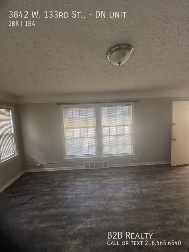 Building Photo - Spacious Two-Bedroom Unit in a Charming Mu...