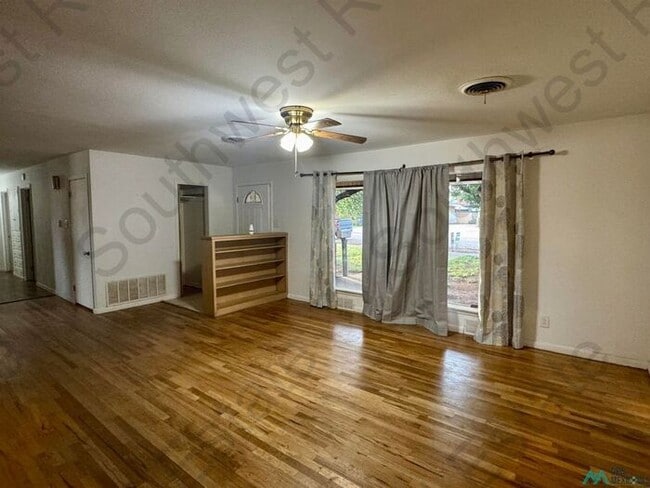 Building Photo - Beautiful 3 bedroom 2 bath brick home