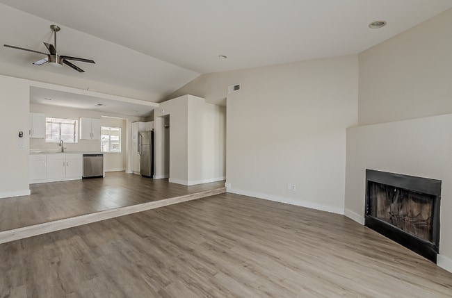 Building Photo - Beautifully remodeled 3bed/2ba Townhome - Ask about our Move-in Specials