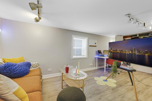 Building Photo - 3007 N Ashland Ave