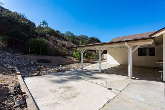 Building Photo - Traditional Home in North Fletcher Hills!