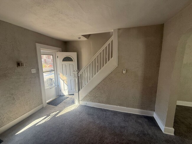 Building Photo - Single Family-half double- 2 bedroom/1 bat...