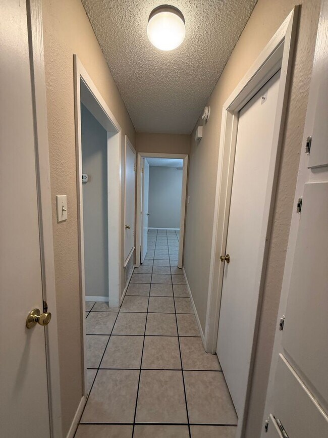 Building Photo - 1402 Westcott Dr
