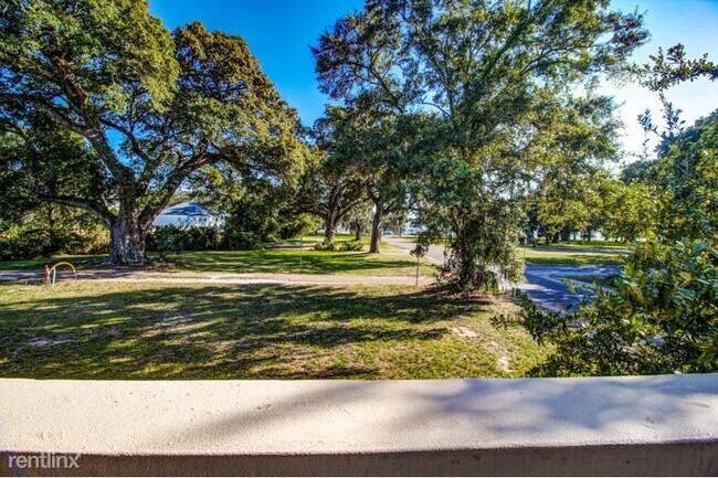 Building Photo - 1 br, 1 bath Apartment - 128 Lee St A Unit A