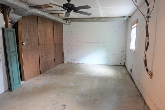 Building Photo - 325 Willow Oaks Dr