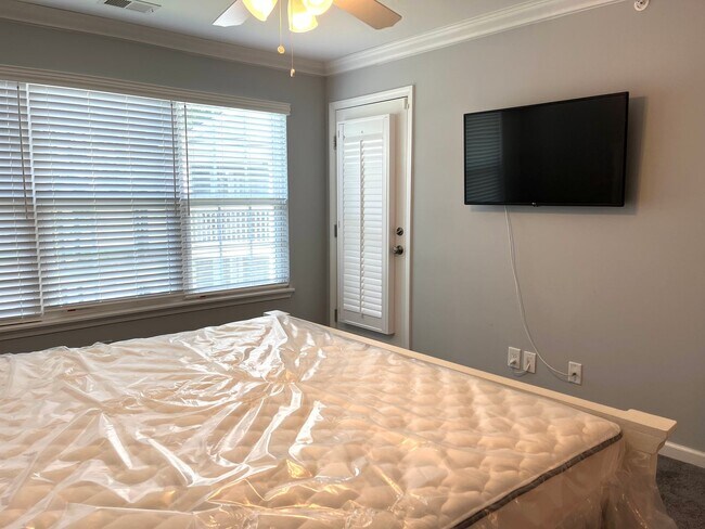 Building Photo - ONE MONTH FREE with a sixteen-month lease. Two Bedroom, Furnished Condo in Windsor Green in Carol...