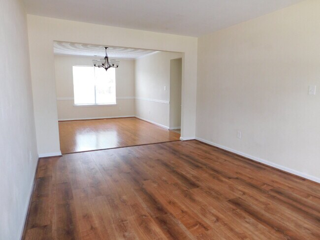 Building Photo - "Spacious 4-Bedroom Gem on Hughart Street with 2.5 Bathrooms and 2108 Sq. Ft. of Comfort!"